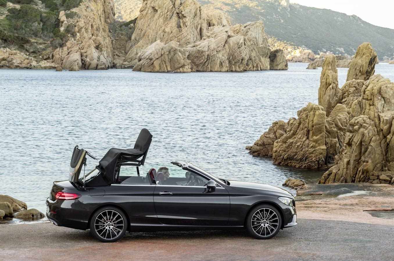 La nueva Clase C crece con los modelos de dos puertas en versiones cupé y cabrio. Además, y como tope de gama, figura el espectacular AMG C 43 con un motor de seis cilindros y tres litros que rinde una potencia de 390 CV. Los nuevos modelos llegarán a los concesionarios en julio.