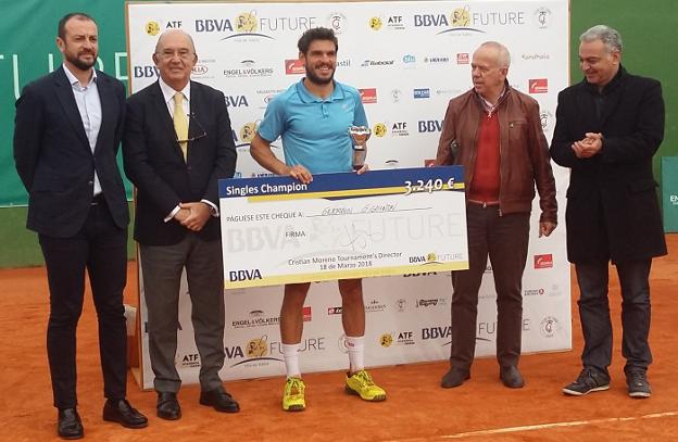 Germain Gigounon con el trofeo y el cheque de campeón del torneo disputado en Xàbia. 