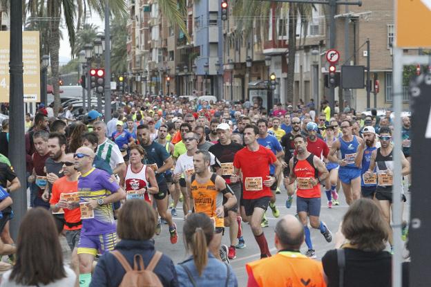Atletas durante el último Medio Maratón de Valencia. 