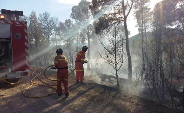 Bomberos trabajan en un incendio en Andilla.