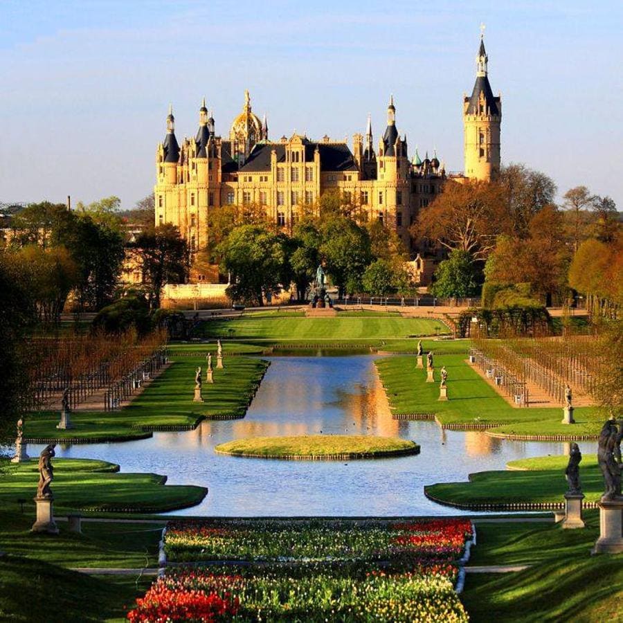 Schwerin (Alemania) | También nombrada la 'Ciudad de los Siete Lagos' por estar totalmente rodeada de agua. Es una de las ciudades más verdes del país, especialmente en esta época del año gracias al Castillo de Schwerin y su jardín, el Schlossgarten, donde florecen la mayor cantidad de flores de Alemania.