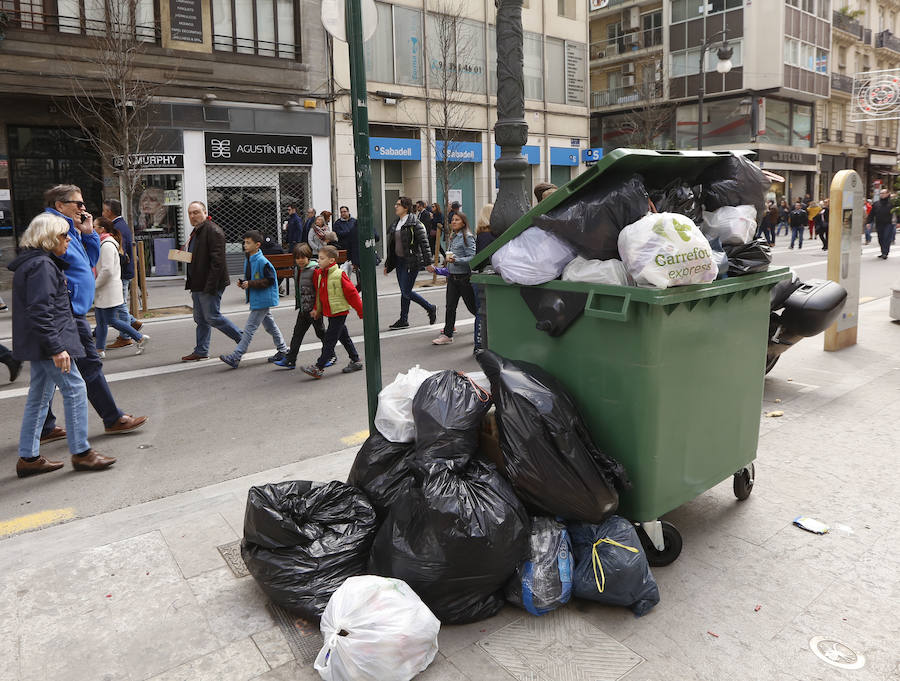 Las principales asociaciones de la ciudad han hecho balance de las Fallas con demoledores informes acerca del descontrol callejero, la descoordinación del gobierno municipal en cuanto a los permisos, que tacharon de «caos», la excesiva suciedad de las calles y el abuso de las food-trucks, las churrerías y la venta ambulante ilegal.