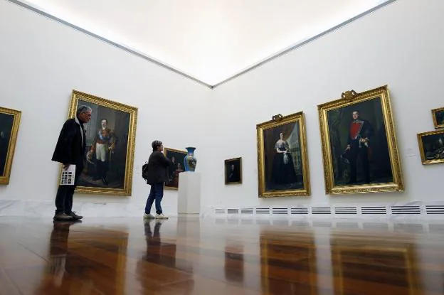 No hay cuadros puestos encima unos de otros en la recién pintada primera planta del museo, que se divide en tres salas. 