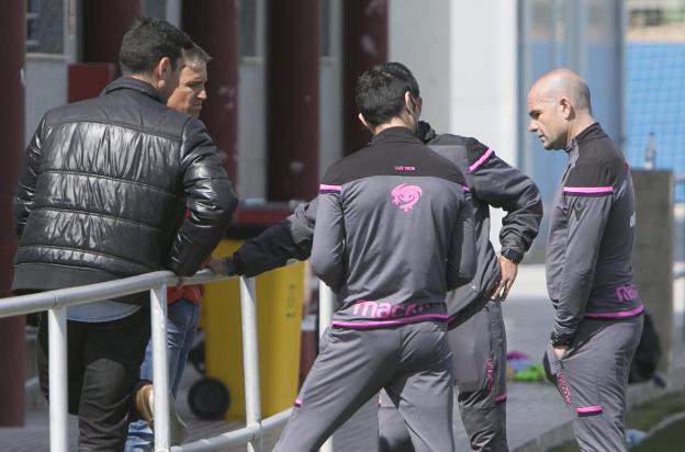 Paco López charla con Tito tras el entrenamiento. 