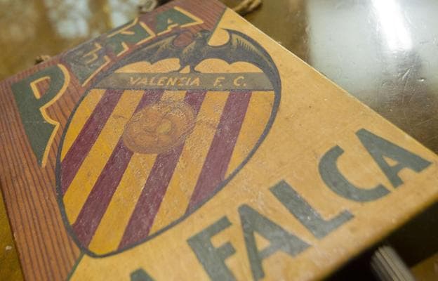 Detalle de la peña 'La Falca' con el escudo del Valencia FC. 