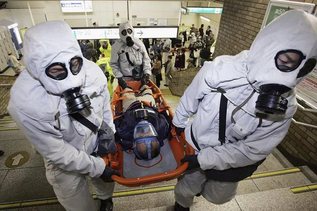 Las asistencias retiran a una de las víctimas del ataque con gas sarín en el metro de Tokio en 1995. 