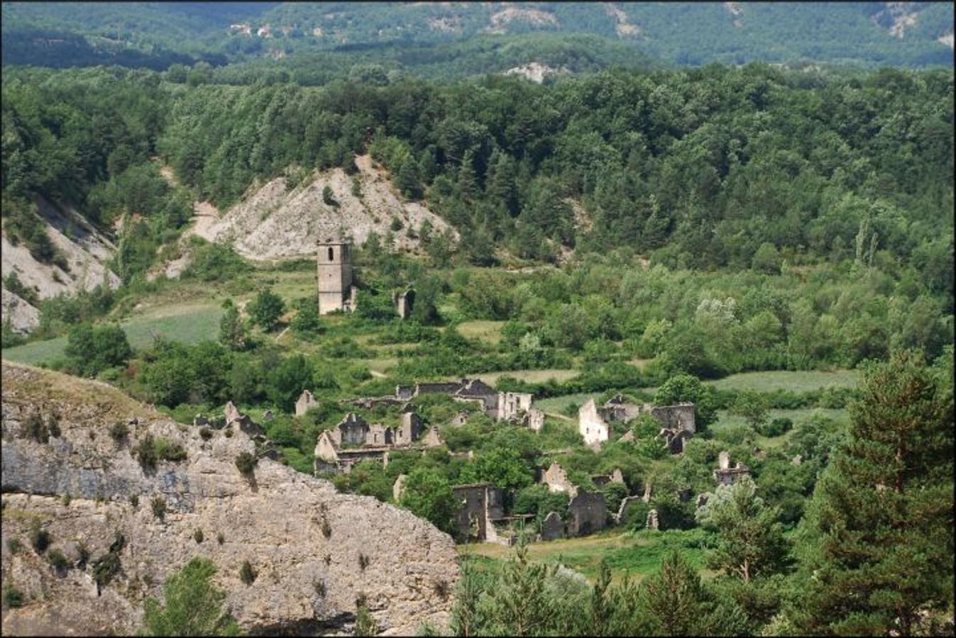 Jánovas (Huesca), España | Fue desalojado en el contexto de un proyecto hidroeléctrico en el valle de Ara que inundaría varios pueblos, entre ellos el de Jánovas.