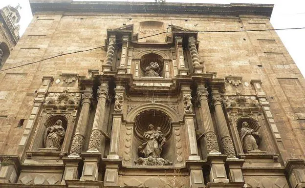 Fachada barroca de la iglesia parroquial de Santa Cruz. 