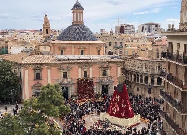 Las flores de la Ofrenda de Fallas en la plaza de la Virgen de los Desamparados.