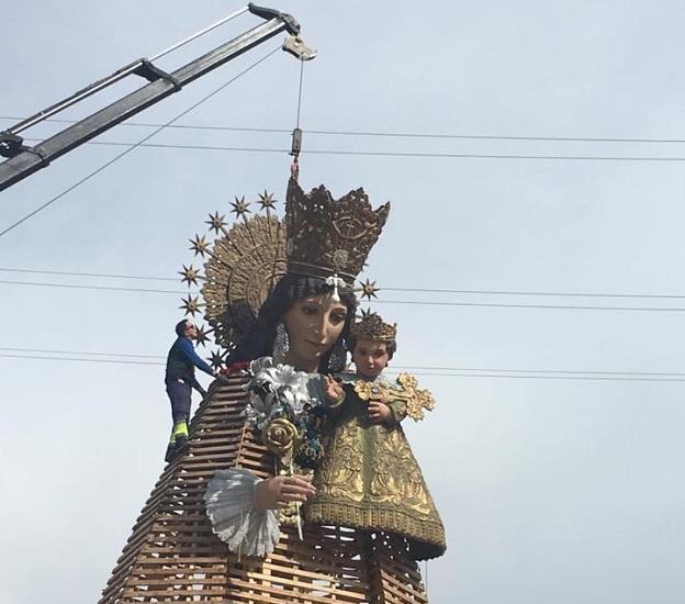 Un operario inicia el desmontaje de la imagen de la Virgen de los Desamparados.