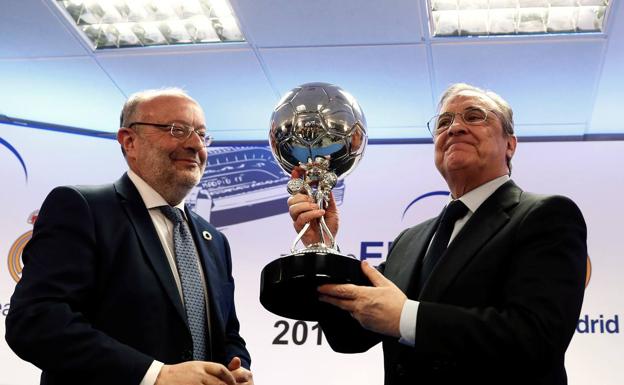 Florentino Pérez posa con el trofeo. 