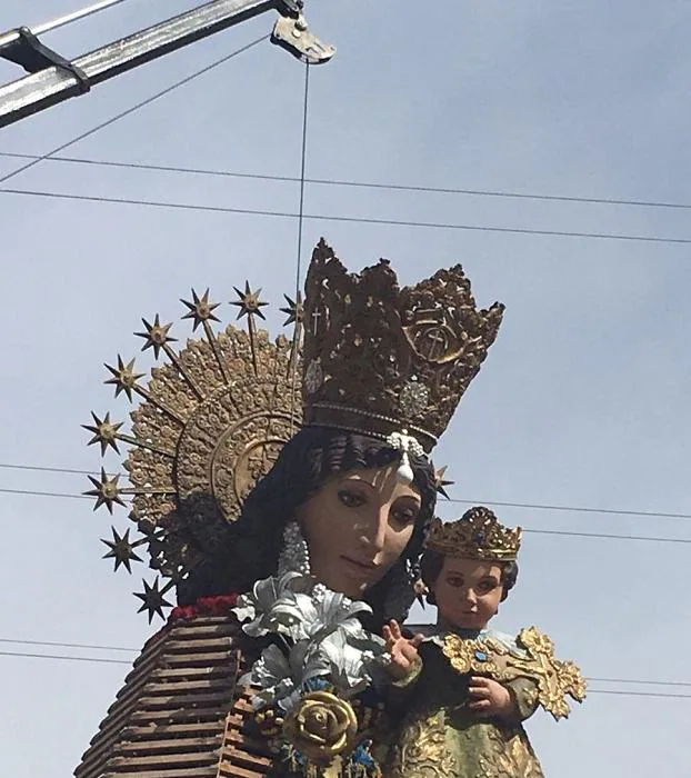 Una grúa inicia el desmontaje de la imagen de la virgen de los Desamparados.