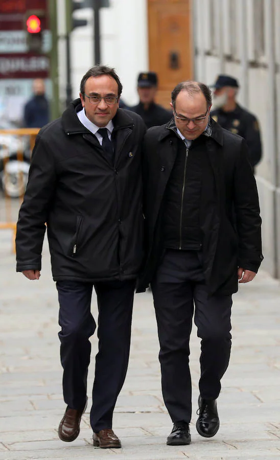 El juez envía a prisión a Turull, Romeva, Forcadell, Bassa y Rull. Llarena justifica su decisión por el «riesgo de fuga y de reiteración delictiva» | El delito de rebelión está penado con entre 15 y 25 años de cárcel