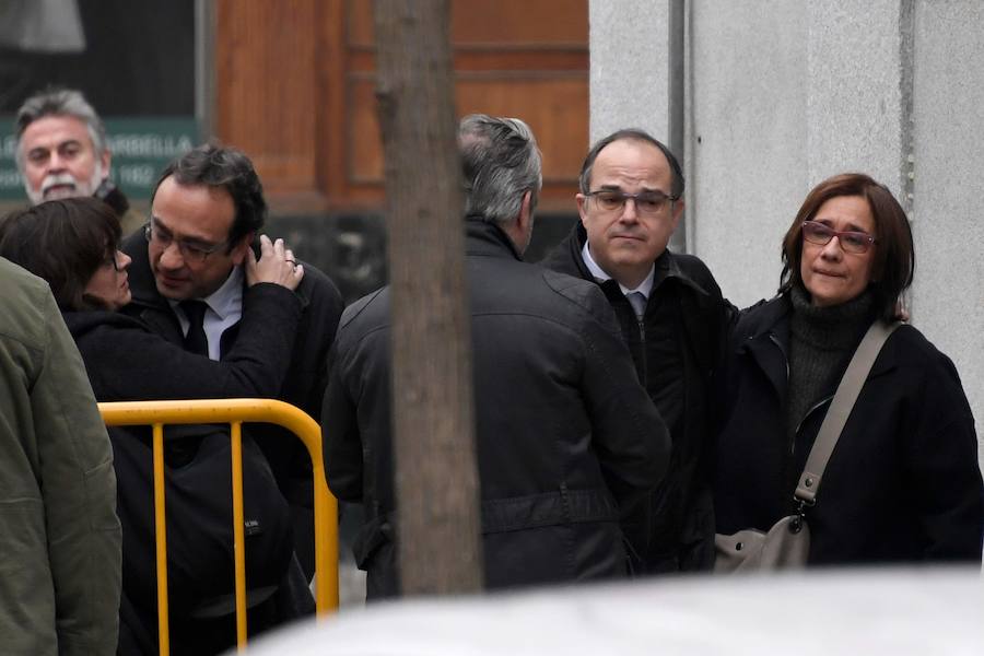 El juez envía a prisión a Turull, Romeva, Forcadell, Bassa y Rull. Llarena justifica su decisión por el «riesgo de fuga y de reiteración delictiva» | El delito de rebelión está penado con entre 15 y 25 años de cárcel