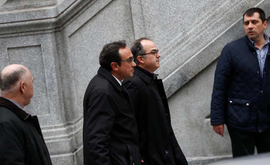 El juez envía a prisión a Turull, Romeva, Forcadell, Bassa y Rull. Llarena justifica su decisión por el «riesgo de fuga y de reiteración delictiva» | El delito de rebelión está penado con entre 15 y 25 años de cárcel