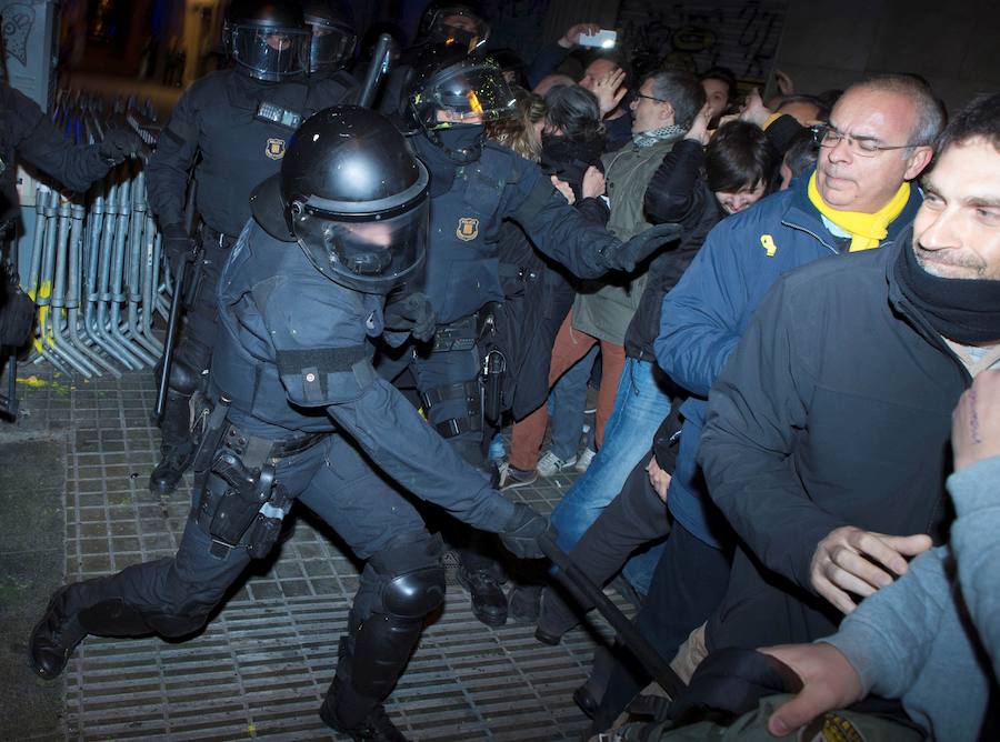 Los Mossos d'Esquadra han disparado salvas y han mostrado lanzadoras de proyectiles de precisión para tratar de dispersar a los manifestantes en Barcelona que han tratado de desbordar el perímetro policial frente a la Delegación del Gobierno en Cataluña en protesta por el encarcelamiento de líderes secesionistas.