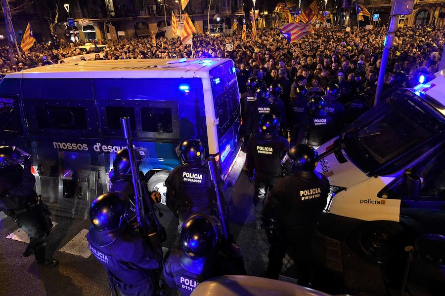 Los Mossos d'Esquadra han disparado salvas y han mostrado lanzadoras de proyectiles de precisión para tratar de dispersar a los manifestantes en Barcelona que han tratado de desbordar el perímetro policial frente a la Delegación del Gobierno en Cataluña en protesta por el encarcelamiento de líderes secesionistas.