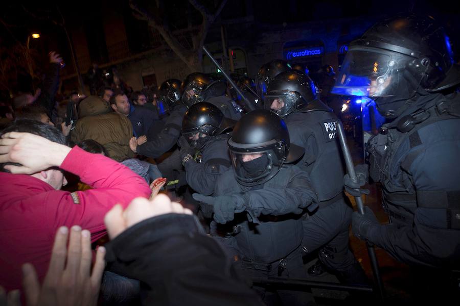 Los Mossos d'Esquadra han disparado salvas y han mostrado lanzadoras de proyectiles de precisión para tratar de dispersar a los manifestantes en Barcelona que han tratado de desbordar el perímetro policial frente a la Delegación del Gobierno en Cataluña en protesta por el encarcelamiento de líderes secesionistas.