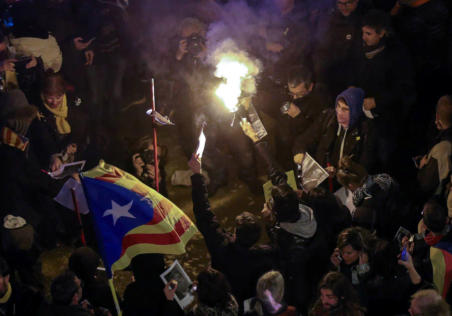 Los Mossos d'Esquadra han disparado salvas y han mostrado lanzadoras de proyectiles de precisión para tratar de dispersar a los manifestantes en Barcelona que han tratado de desbordar el perímetro policial frente a la Delegación del Gobierno en Cataluña en protesta por el encarcelamiento de líderes secesionistas.