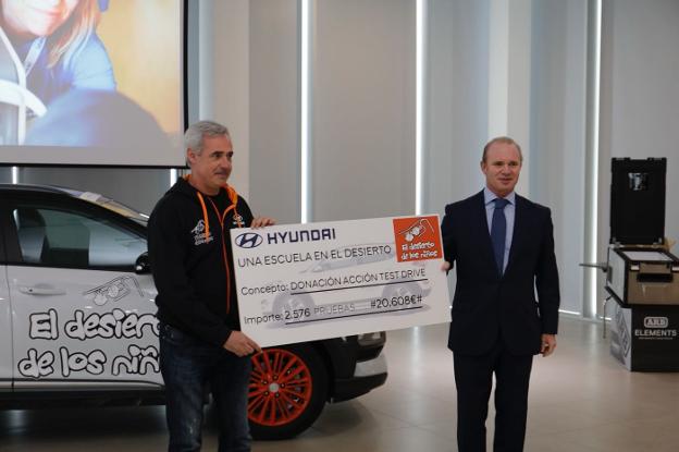 Polo Satrústegui (dcha.), director general de Hyundai, hace entrega del donativo.