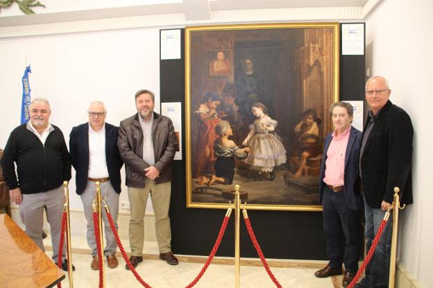 Las autoridades de Dénia y el director del Museo Etnológico con los representantes de la Fundació Esportiva Dénia. 