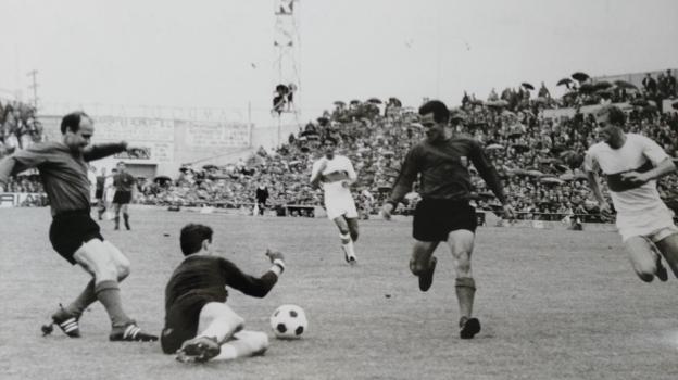 Jara (centro) y Guillot observan al portero del Elche en la semifinal de la Copa del Rey del 67 en Altabix. 