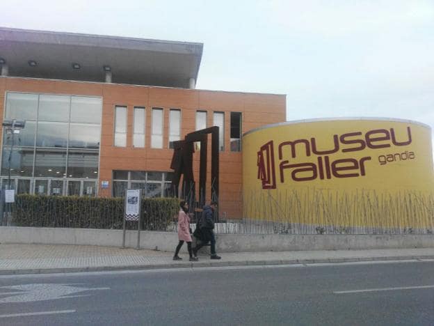 La fachada principal del edificio cultural cuya hipoteca ha asumido el Ayuntamiento de Gandia. 