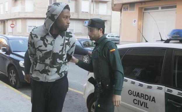 El futbolista Ruen Semedo esposado por la Guardia Civil. 