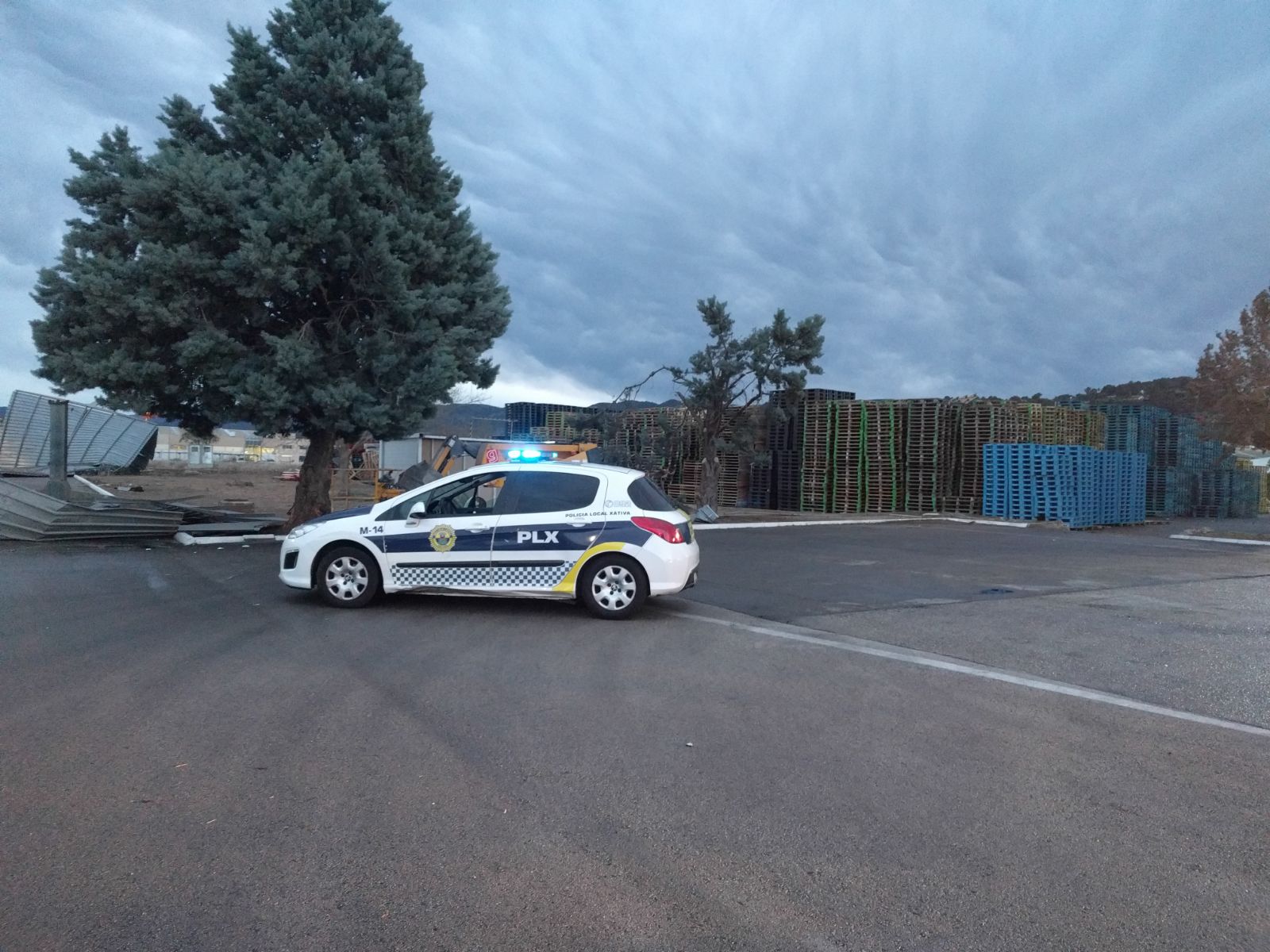 Fotos: Un pequeño tornado destroza un aparcamiento en Xàtiva y daña numerosos coches