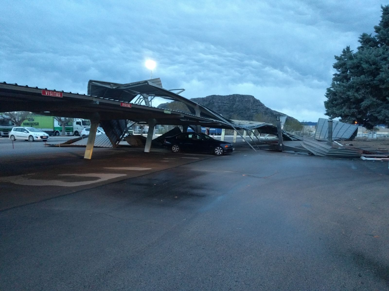 Fotos: Un pequeño tornado destroza un aparcamiento en Xàtiva y daña numerosos coches