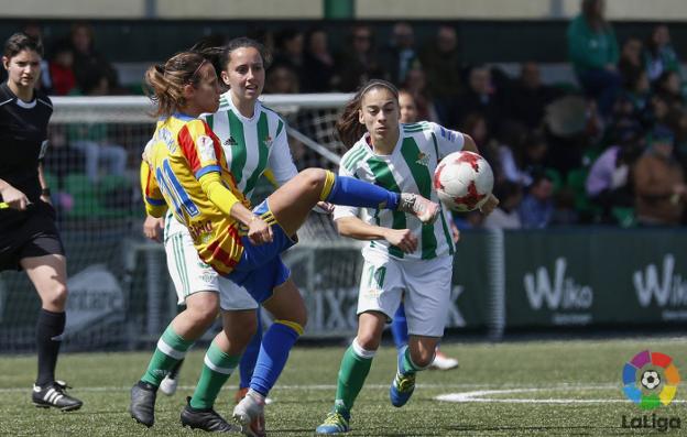 Szymanowski intenta controlar el balón. 