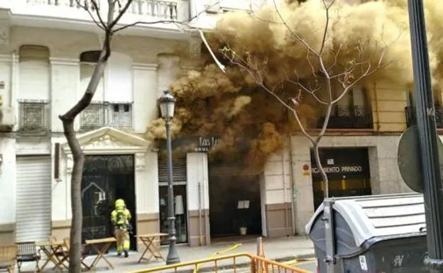 La densa humareda generada por el incendio en un restaurante de la calle Císcar.