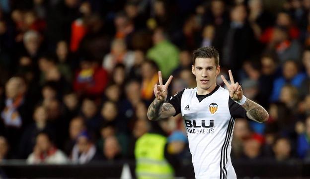 Santi Mina celebra uno de sus goles. 