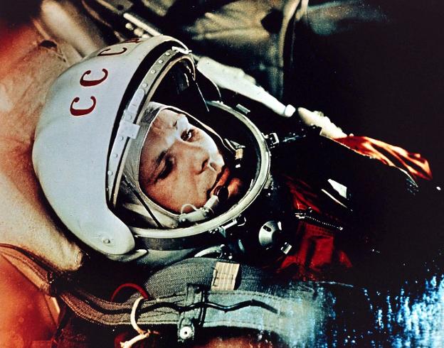 Yuri Gagarin, en la minúscula cápsula en la que fue lanzado al espacio exterior el 12 de abril de 1961. A su regreso era un héroe. 