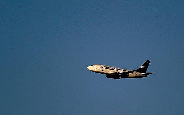 ¿Qué sucede si se retrasa o cancela mi vuelo?