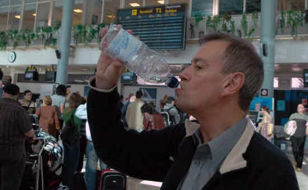 Los aeropuertos españoles deberán vender botellas de agua a un euro