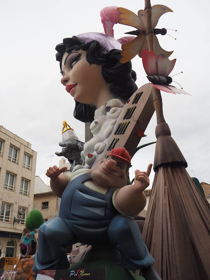 Turís ha celebrado este pasado fin de semana sus Fallas. Tradicionalmente tienen lugar en el fin de semana posterior al 19 de marzo para que los músicos locales puedan estar presentes tanto en el cap i casal como en las fiestas de su localidad. Así, el municipio de la Ribera Alta recibe a miles de personas que durante 4 días disfrutan de la fiesta fallera con todos los elementos que han hecho del festejo que fuera declarado Patrimonio de la Humanidad por la UNESCO. Las comisiones de Cortes Valenciana, El Barri, Placeta del Marques, plaça del Mercat y l'Antiga Fontanella dan ambiente a Turís con pasacalles, monumentos firmados por grandes artistas falleros y actos de pólvora. En la noche del 25 al 26 de marzo se celebró la tradicional cremà de las fallas simbolizando el final de un festejo marcado por las fuertes rachas de viento, que han estado detrás de los daños que presentaba algún ninot, y la gran afluencia de público. 