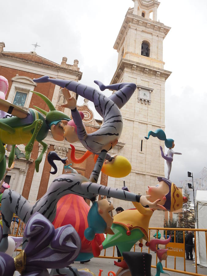 Turís ha celebrado este pasado fin de semana sus Fallas. Tradicionalmente tienen lugar en el fin de semana posterior al 19 de marzo para que los músicos locales puedan estar presentes tanto en el cap i casal como en las fiestas de su localidad. Así, el municipio de la Ribera Alta recibe a miles de personas que durante 4 días disfrutan de la fiesta fallera con todos los elementos que han hecho del festejo que fuera declarado Patrimonio de la Humanidad por la UNESCO. Las comisiones de Cortes Valenciana, El Barri, Placeta del Marques, plaça del Mercat y l'Antiga Fontanella dan ambiente a Turís con pasacalles, monumentos firmados por grandes artistas falleros y actos de pólvora. En la noche del 25 al 26 de marzo se celebró la tradicional cremà de las fallas simbolizando el final de un festejo marcado por las fuertes rachas de viento, que han estado detrás de los daños que presentaba algún ninot, y la gran afluencia de público. 