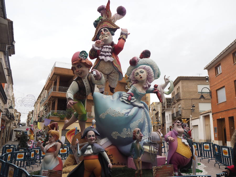 Turís ha celebrado este pasado fin de semana sus Fallas. Tradicionalmente tienen lugar en el fin de semana posterior al 19 de marzo para que los músicos locales puedan estar presentes tanto en el cap i casal como en las fiestas de su localidad. Así, el municipio de la Ribera Alta recibe a miles de personas que durante 4 días disfrutan de la fiesta fallera con todos los elementos que han hecho del festejo que fuera declarado Patrimonio de la Humanidad por la UNESCO. Las comisiones de Cortes Valenciana, El Barri, Placeta del Marques, plaça del Mercat y l'Antiga Fontanella dan ambiente a Turís con pasacalles, monumentos firmados por grandes artistas falleros y actos de pólvora. En la noche del 25 al 26 de marzo se celebró la tradicional cremà de las fallas simbolizando el final de un festejo marcado por las fuertes rachas de viento, que han estado detrás de los daños que presentaba algún ninot, y la gran afluencia de público. 