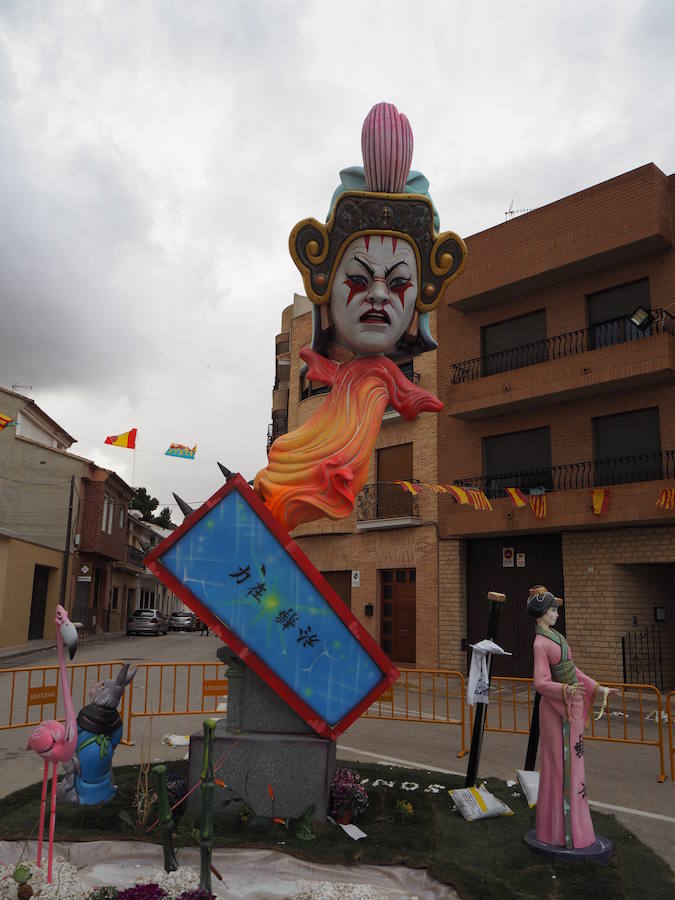 Turís ha celebrado este pasado fin de semana sus Fallas. Tradicionalmente tienen lugar en el fin de semana posterior al 19 de marzo para que los músicos locales puedan estar presentes tanto en el cap i casal como en las fiestas de su localidad. Así, el municipio de la Ribera Alta recibe a miles de personas que durante 4 días disfrutan de la fiesta fallera con todos los elementos que han hecho del festejo que fuera declarado Patrimonio de la Humanidad por la UNESCO. Las comisiones de Cortes Valenciana, El Barri, Placeta del Marques, plaça del Mercat y l'Antiga Fontanella dan ambiente a Turís con pasacalles, monumentos firmados por grandes artistas falleros y actos de pólvora. En la noche del 25 al 26 de marzo se celebró la tradicional cremà de las fallas simbolizando el final de un festejo marcado por las fuertes rachas de viento, que han estado detrás de los daños que presentaba algún ninot, y la gran afluencia de público. 