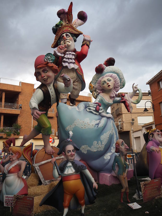 Turís ha celebrado este pasado fin de semana sus Fallas. Tradicionalmente tienen lugar en el fin de semana posterior al 19 de marzo para que los músicos locales puedan estar presentes tanto en el cap i casal como en las fiestas de su localidad. Así, el municipio de la Ribera Alta recibe a miles de personas que durante 4 días disfrutan de la fiesta fallera con todos los elementos que han hecho del festejo que fuera declarado Patrimonio de la Humanidad por la UNESCO. Las comisiones de Cortes Valenciana, El Barri, Placeta del Marques, plaça del Mercat y l'Antiga Fontanella dan ambiente a Turís con pasacalles, monumentos firmados por grandes artistas falleros y actos de pólvora. En la noche del 25 al 26 de marzo se celebró la tradicional cremà de las fallas simbolizando el final de un festejo marcado por las fuertes rachas de viento, que han estado detrás de los daños que presentaba algún ninot, y la gran afluencia de público. 