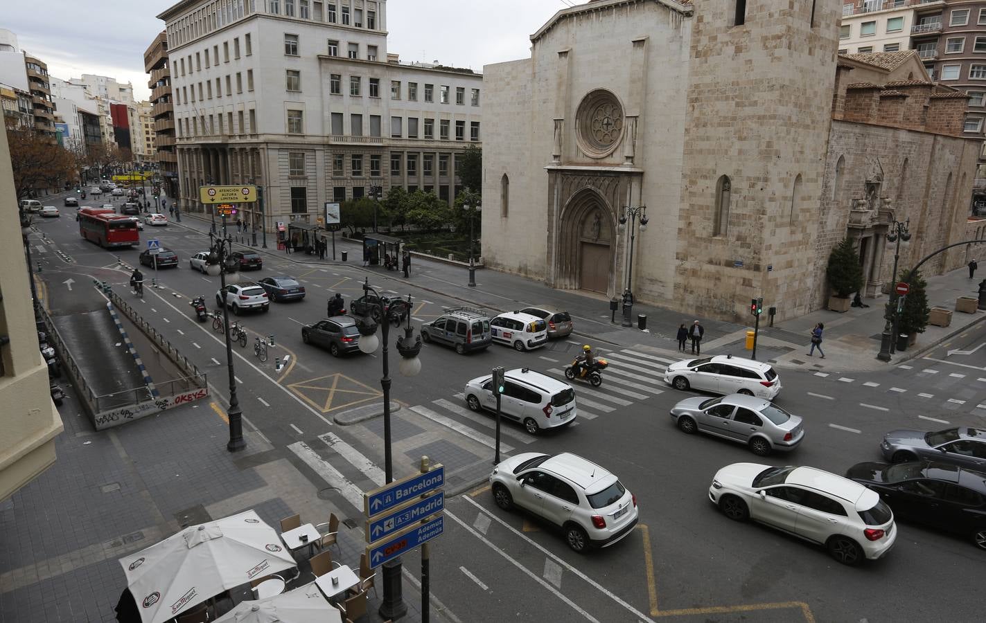 Problemas de tráfico y movilidad en la plaza San Agustín de Valencia, denunciados por vecinos de la zona.