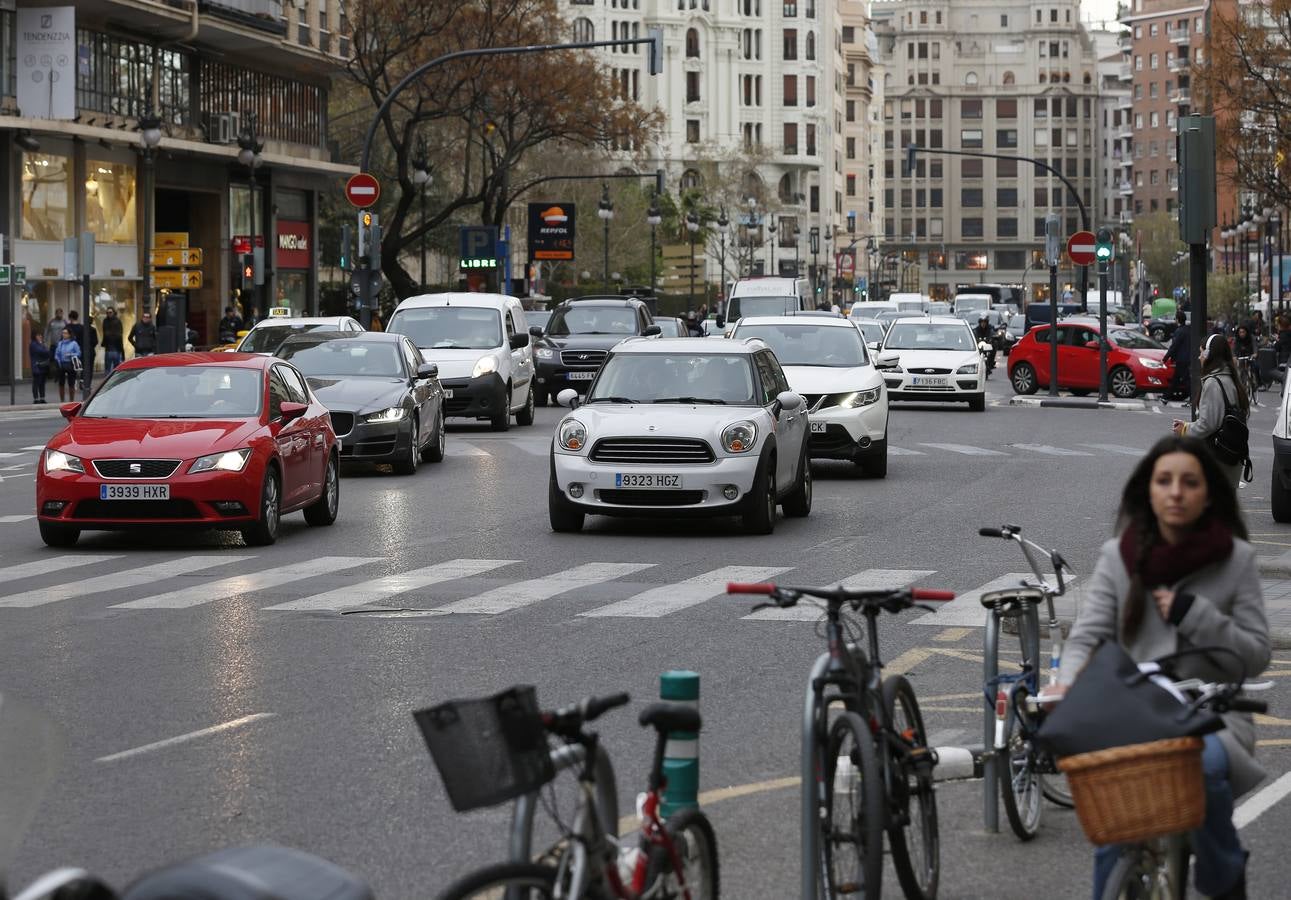 Problemas de tráfico y movilidad en la plaza San Agustín de Valencia, denunciados por vecinos de la zona.