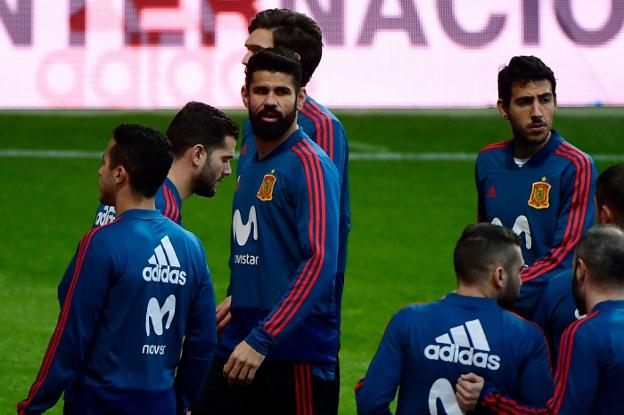 Parejo, a la derecha de la imagen, durante el entrenamiento de la selección. 