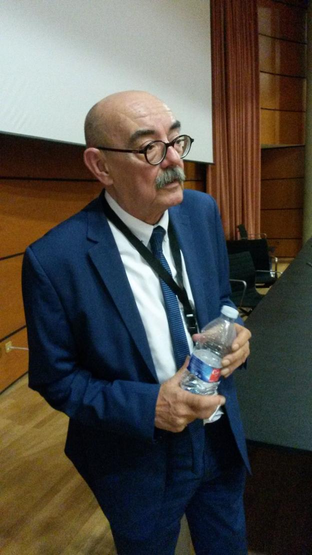 El profesor de Astronomía Víctor Reglero. 