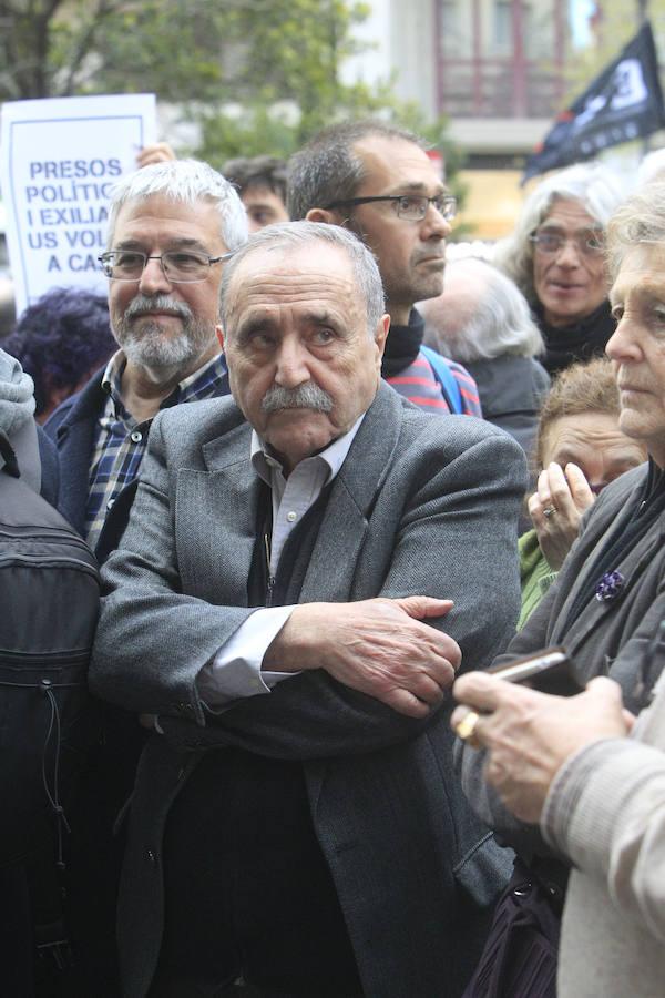 Cargos de Compromís jalearon este lunes la celebración de una concentración en Valencia a favor del independentismo catalán y en protesta por el encarcelamiento de cargos catalanes. También el Bloc, el principal partido de Compromís, contribuyó en dar a conocer la protesta en la que participaron menos de 400 personas y en la que quemaron fotos del Rey, Rajoy y del juez del Tribunal Supremo Pedro Llarena ante la sede de la Delegación del Gobierno.