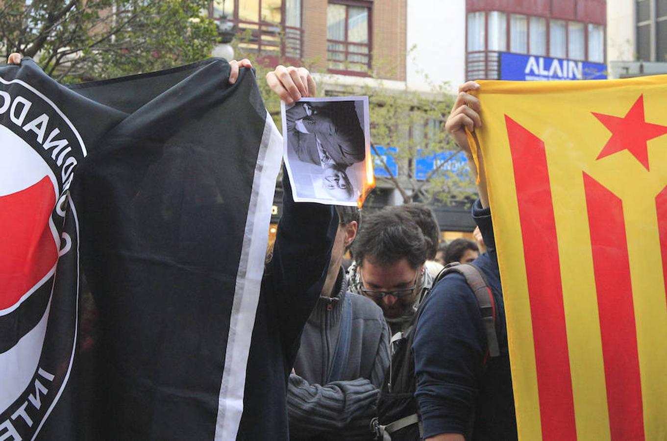 Cargos de Compromís jalearon este lunes la celebración de una concentración en Valencia a favor del independentismo catalán y en protesta por el encarcelamiento de cargos catalanes. También el Bloc, el principal partido de Compromís, contribuyó en dar a conocer la protesta en la que participaron menos de 400 personas y en la que quemaron fotos del Rey, Rajoy y del juez del Tribunal Supremo Pedro Llarena ante la sede de la Delegación del Gobierno.