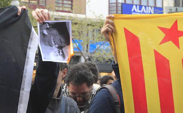 Quema de fotos en Valencia: Ximo Puig y Mónica Oltra discrepan