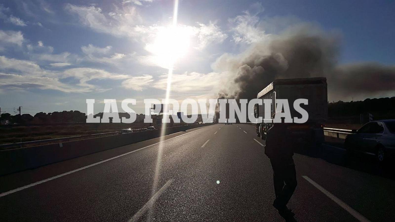 Fotos: Dos camiones en llamas tras un grave accidente con un herido en la autovía A-3 en Riba-roja