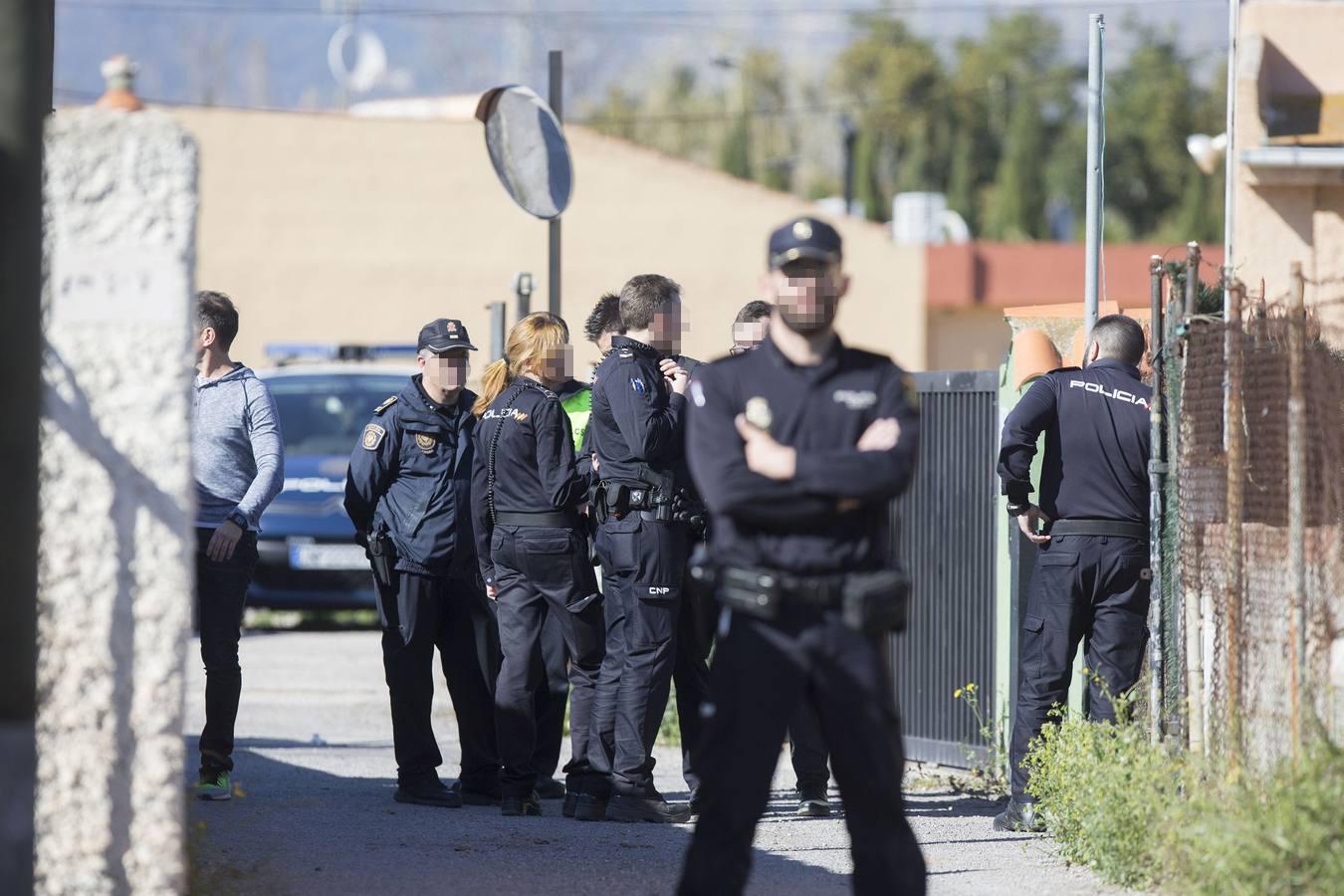 Agentes de la Policia Nacional ante la vivienda junto a la pareja del hombre que supuestamente ha matado con un arma blanca al padre de ésta, en el Grao de Castellón. La mujer le había denunciado por amenazas de muerte y estaba refugiada en un centro de acogida. El arrestado también ha herido a la hija de su expareja, según han confirmado fuentes de la investigación. 